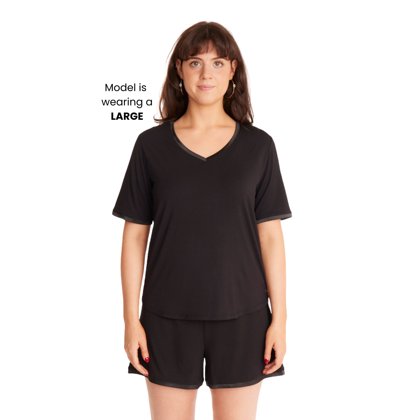 Woman in Midnighties muffin-free lounge shorts set in color Midnight