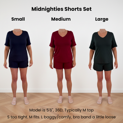 Medium model in S M L shorts sets for comparison