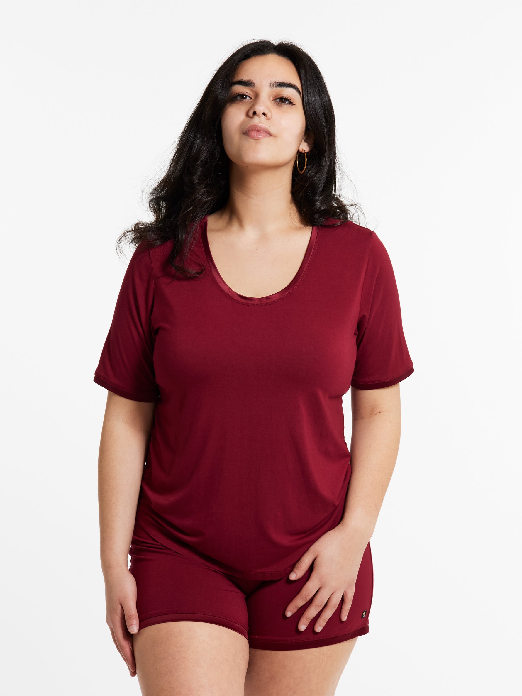 Woman in Midnighties Scoop neck shorts set in color Rouge Noir