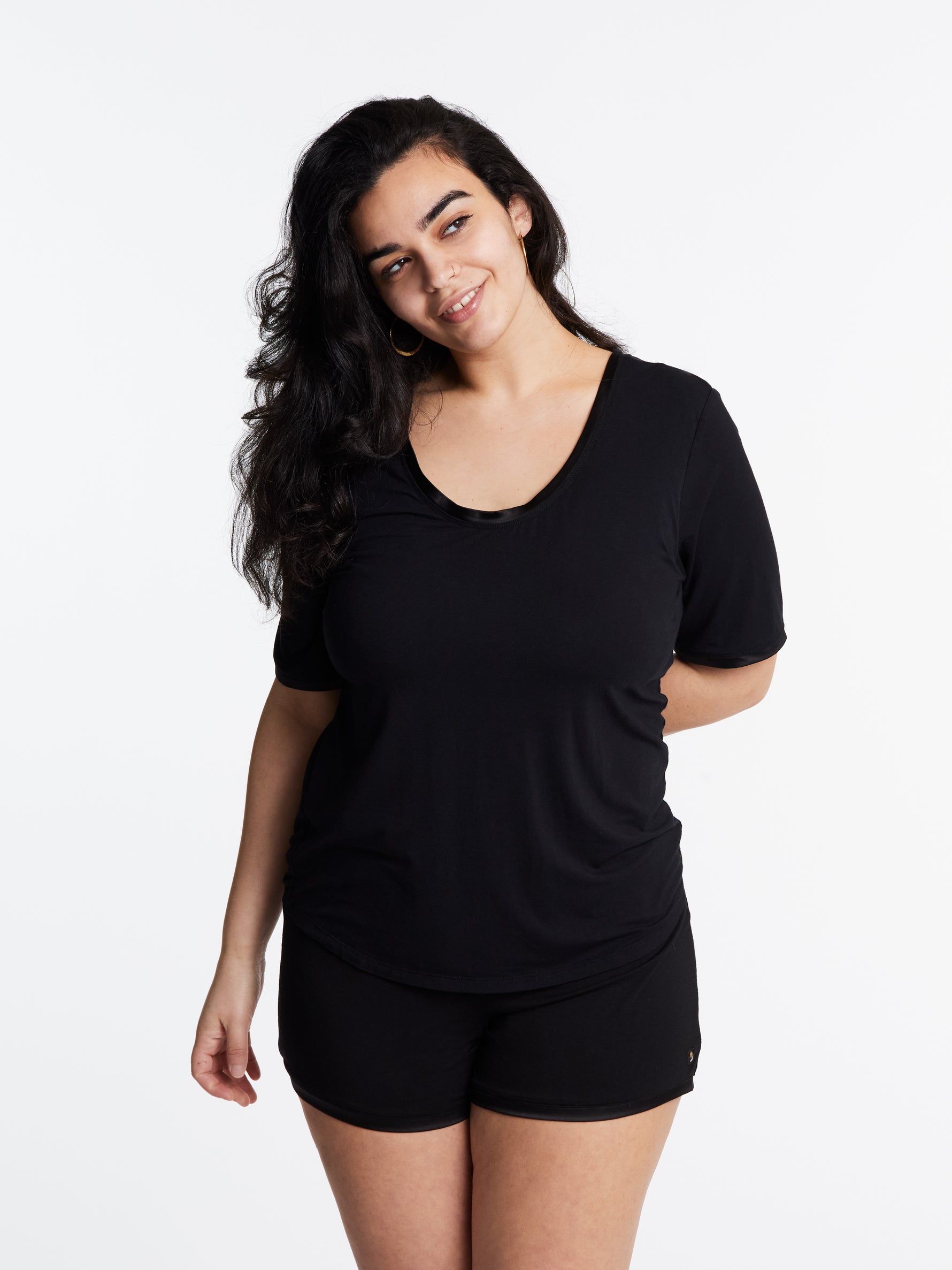 Woman in Midnighties Scoop neck shorts set in color Midnight