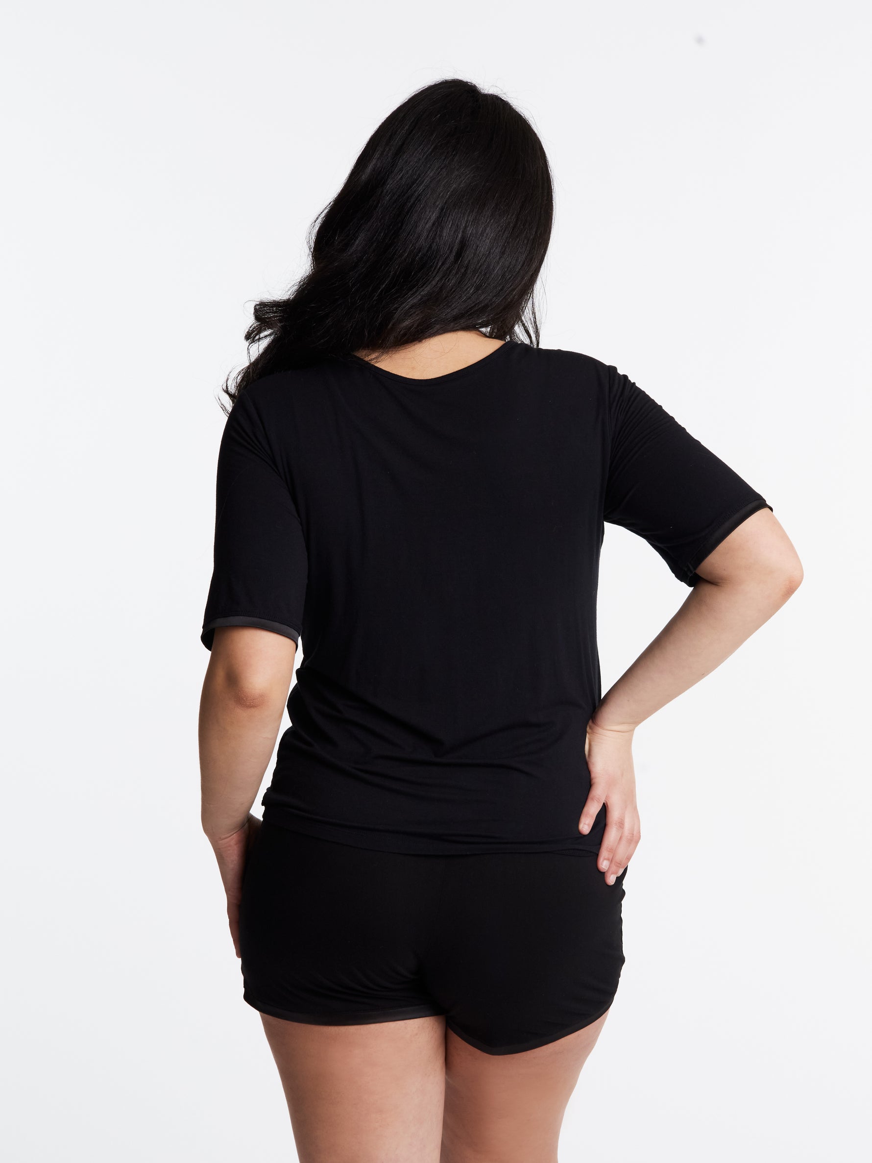 Woman in Midnighties Scoop neck shorts set in color Midnight