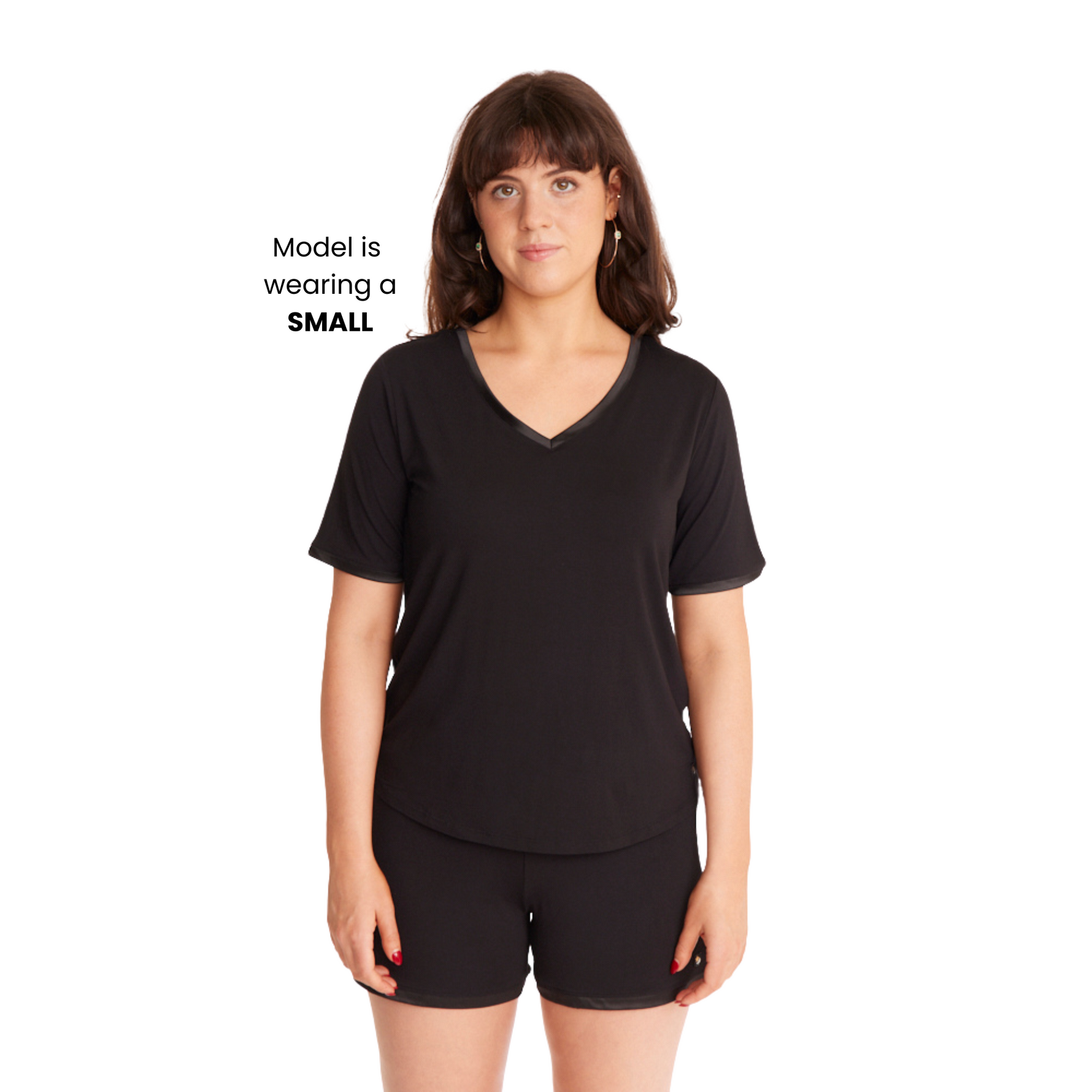 Woman in Midnighties muffin-free lounge shorts set in color Midnight