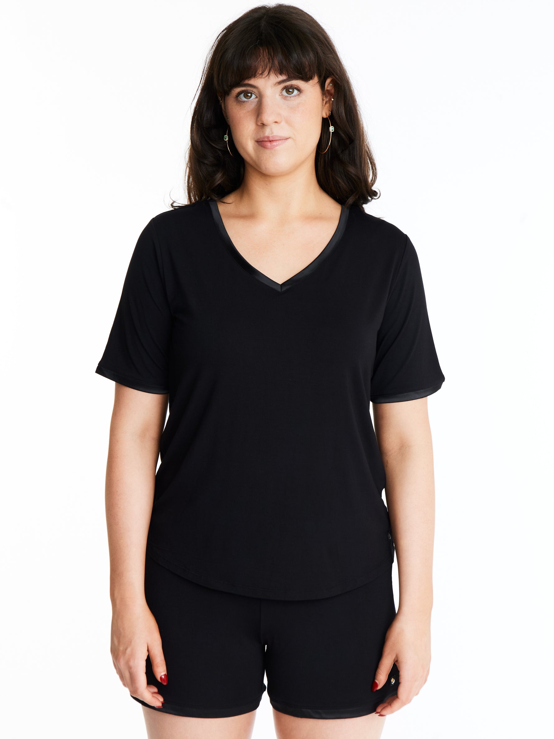 Woman in Midnighties muffin-free lounge shorts set in color Midnight