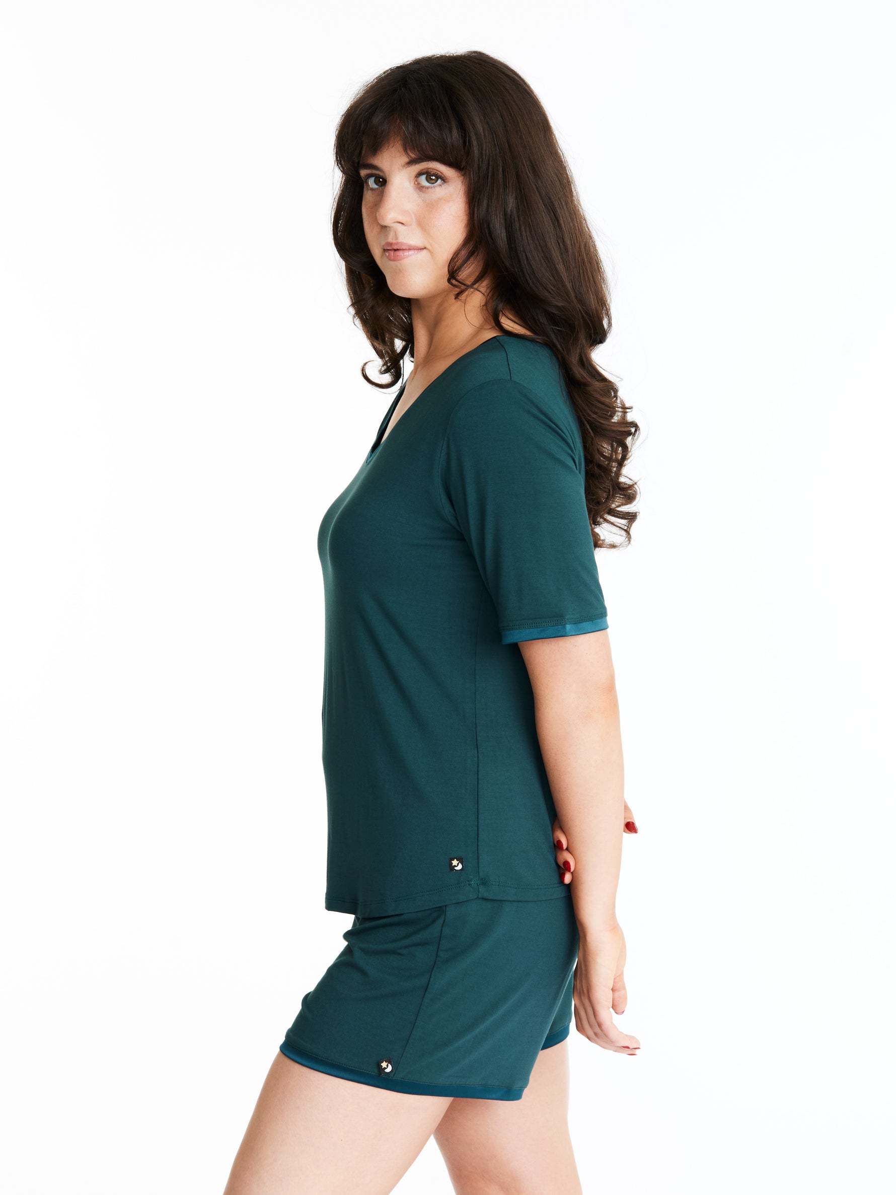Woman in Midnighties muffin-free lounge shorts set in color Dusky Jade